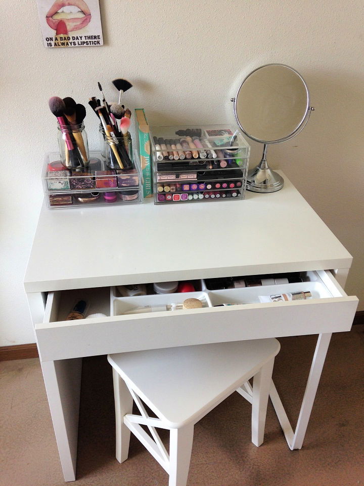 White Colored Bedroom Makeup Vanity